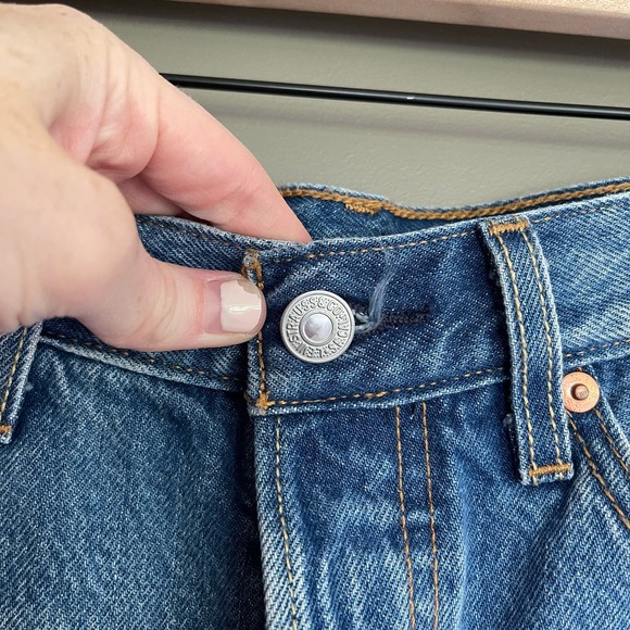 LEVI'S 501 Shorts Back To Your Heart Size 26 Cutoff Light Blue Rinse Distressed - Picture 6 of 16